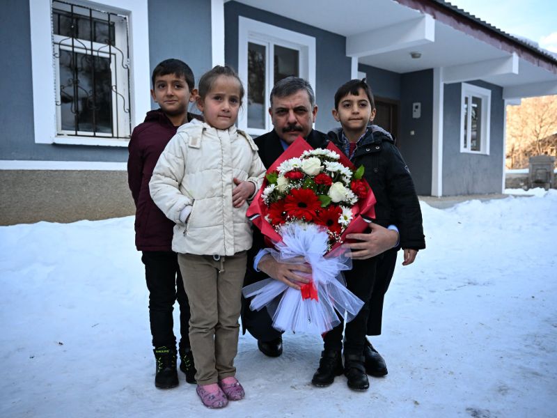 Vali Mustafa Çiftçi, Tortum Dikmen Köyü İlkokulu’nda Öğrencilerle Bir Araya Geldi