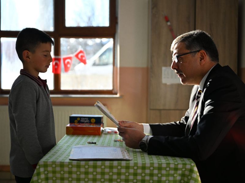 Vali Çiftçi, Dereboğazı’nda Öğrencilerin Karne Sevincine Ortak Oldu