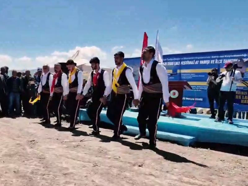Karayazı’da “Ters Lale Festivali” Düzenlendi