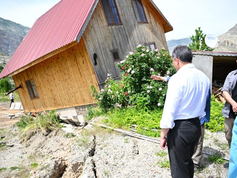 Vali Sayın Mustafa Çiftçi, Uzundere’de Meydana Gelen Toprak Kayması Sonrası Bölgede İncelemelerde Bulundu