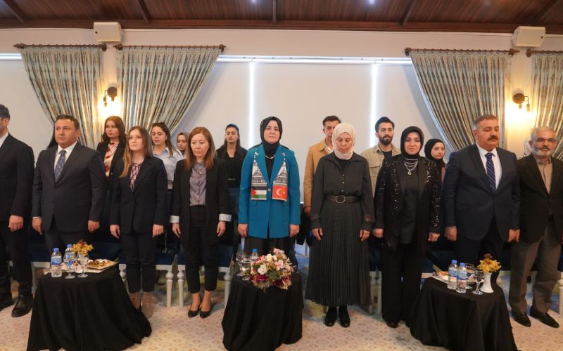 "Palandöken’in Eteğinde Türk Motifleri Defilesi" Yoğun İlgi Gördü
