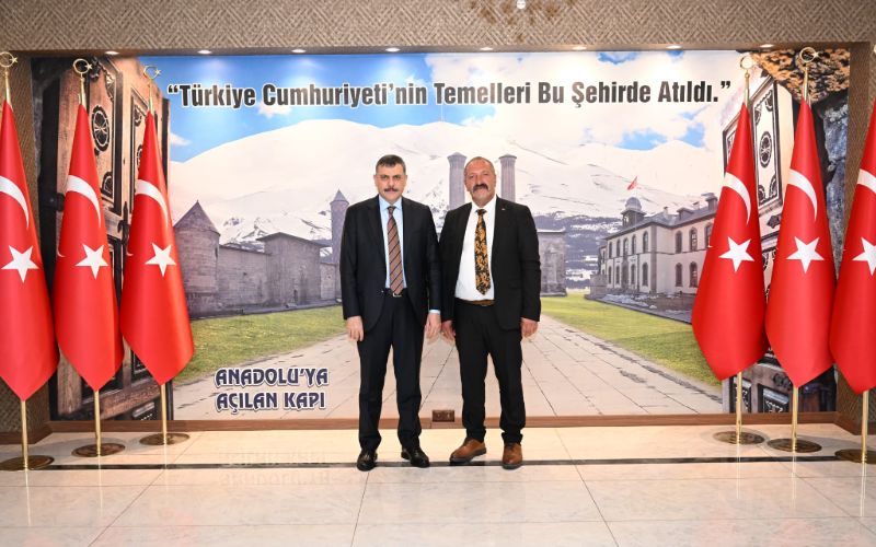 Vali Mustafa Çiftçi, Gaziler Mahalle Muhtarı Emin Çakmur’u Kabul Etti